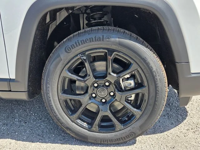 New 2026 Bright White Clear-Coat Exterior Paint Jeep Latitude image 9
