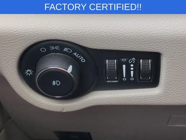Used 2023 White Chrysler Touring L image 18