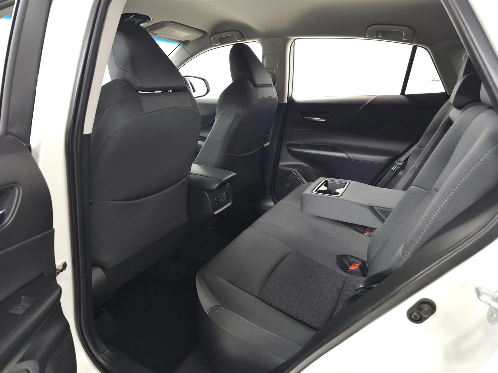 Used 2022 White Toyota LE image 28