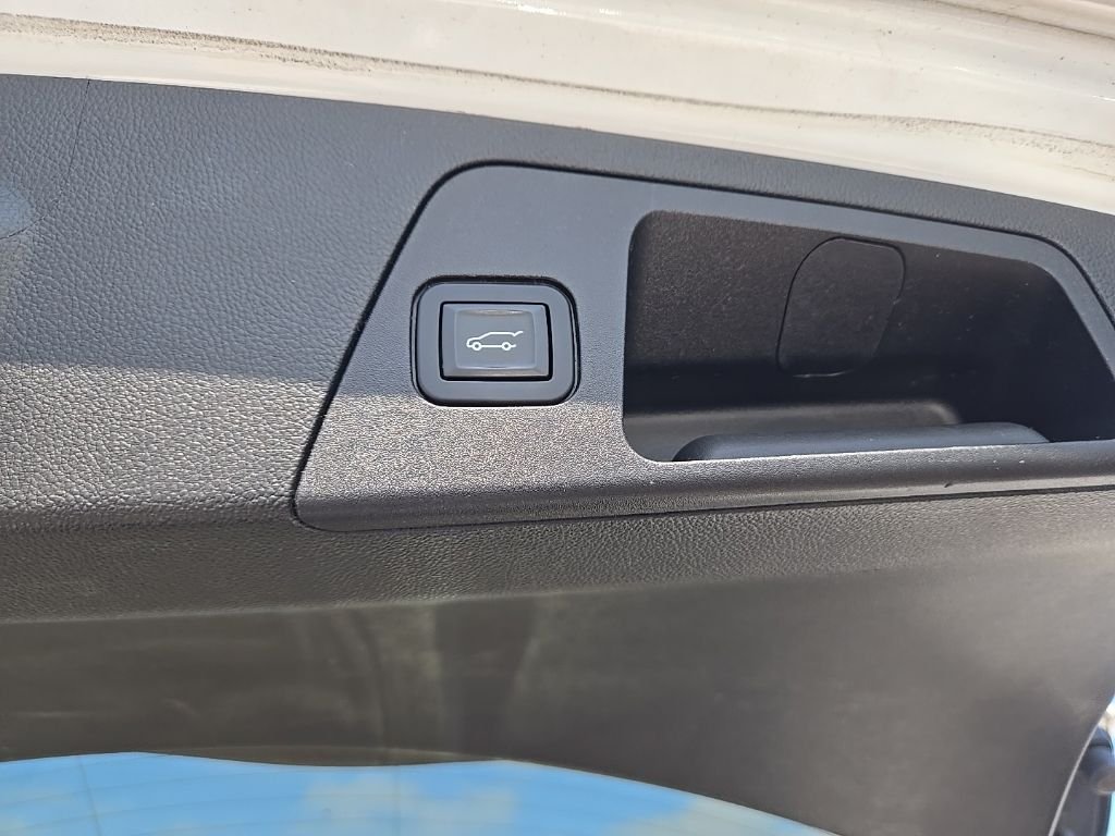 Used 2017 White Buick Essence image 24