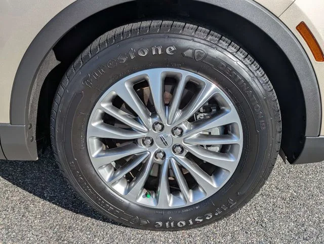 Certified Used 2017 White Gold Metallic Lincoln Select image 11