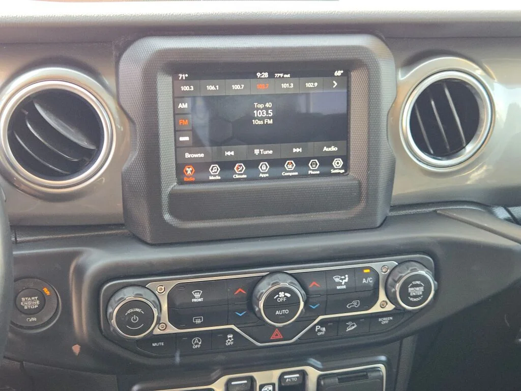 Used 2019 White Jeep Unlimited Sahara image 3