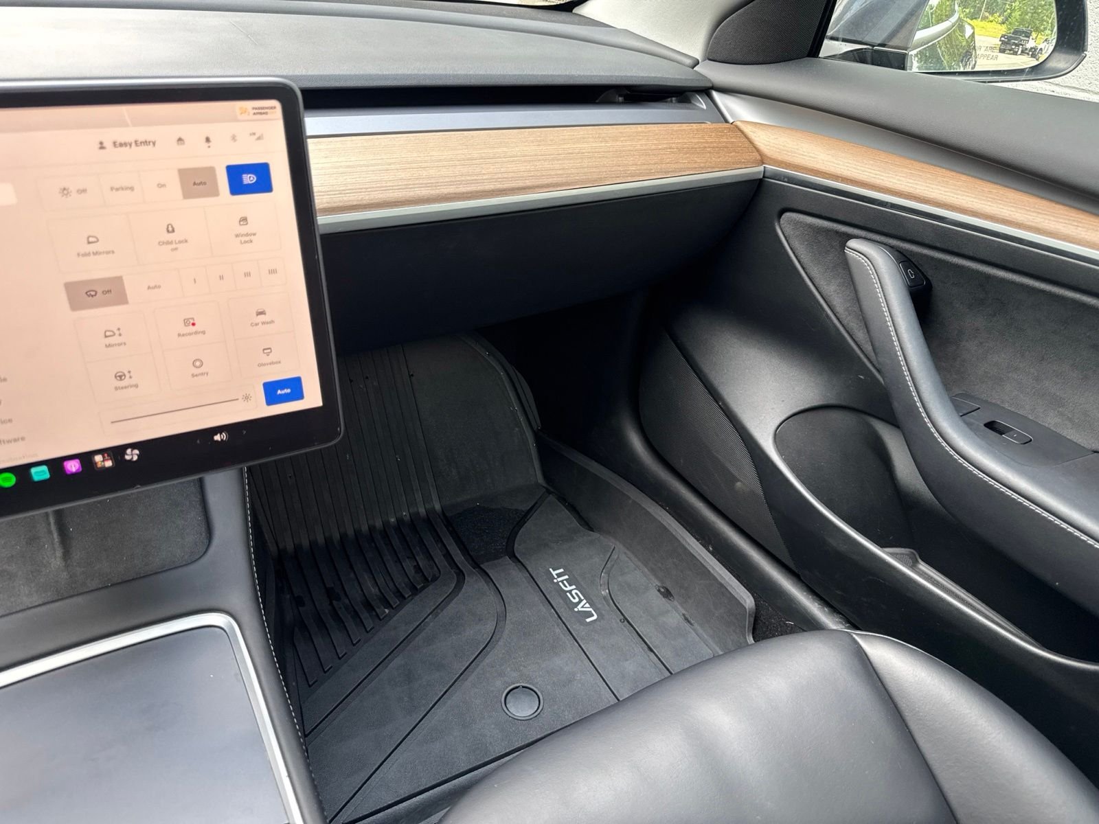 Used 2023  Tesla Base image 25