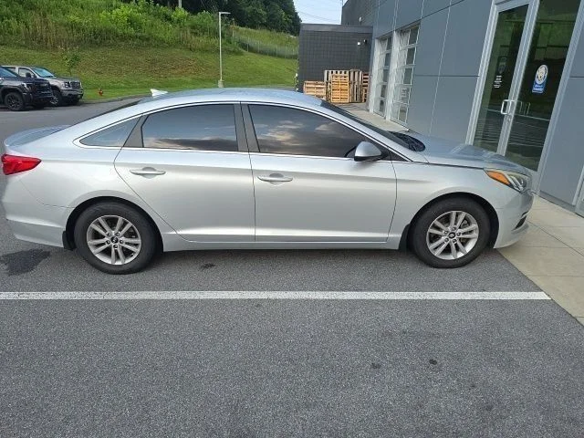 Used 2015 Silver Hyundai SE image 10
