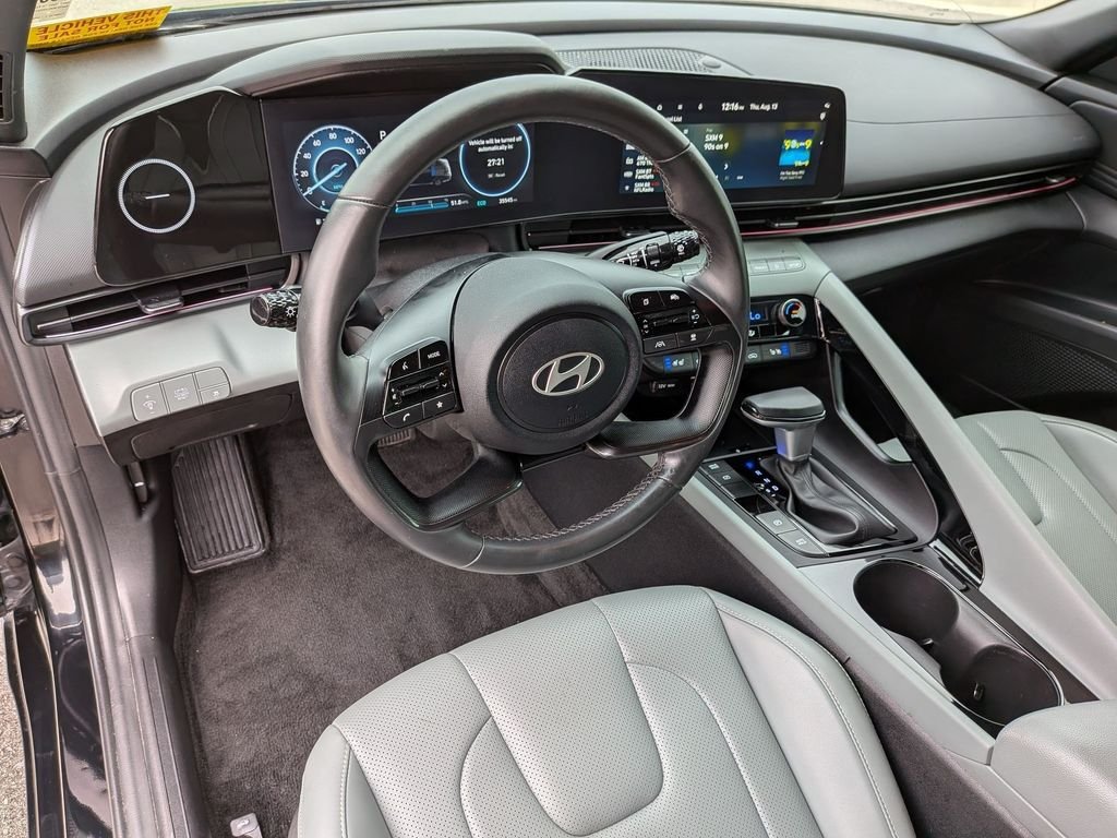 2025 Hyundai Elantra Limited - Photo 10