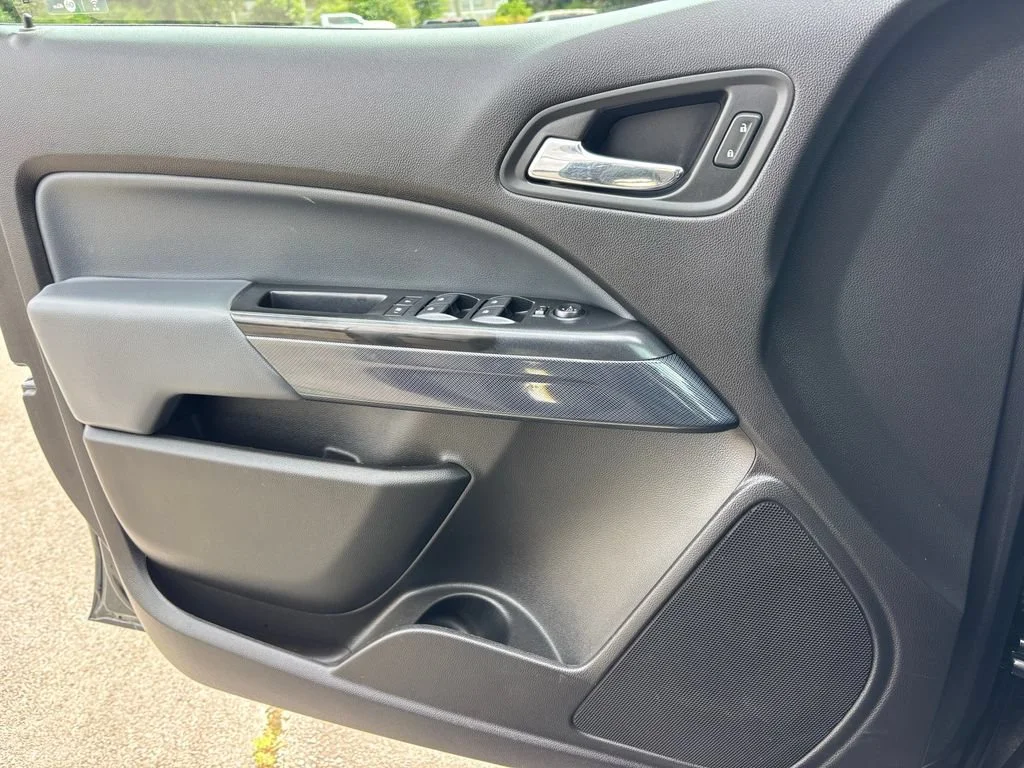 Used 2018 GRAPHITE METALLIC Chevrolet 2WD Z71 image 14