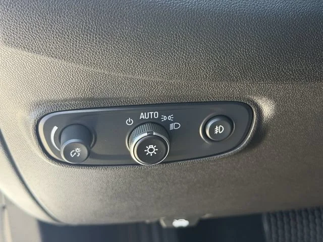 Used 2024 Iridescent Pearl Tricoat Chevrolet Premier image 19