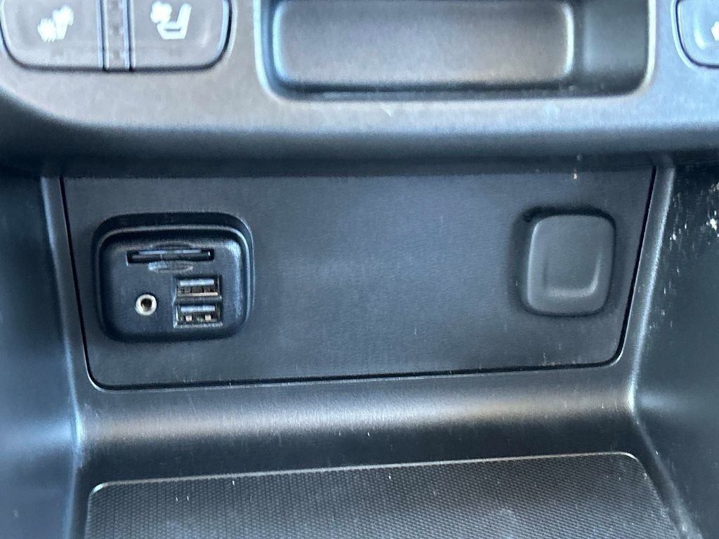 Used 2022 White GMC Denali image 32