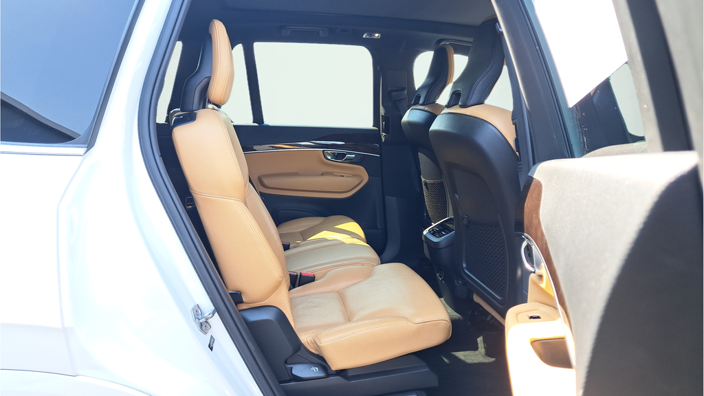 Used 2019 White Volvo T6 Momentum image 14