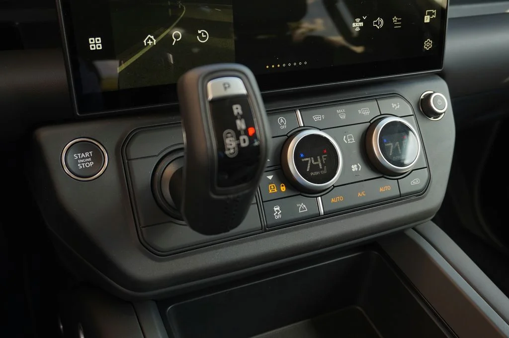 New 2026 Woolstone Green Land Rover X-Dynamic SE image 25