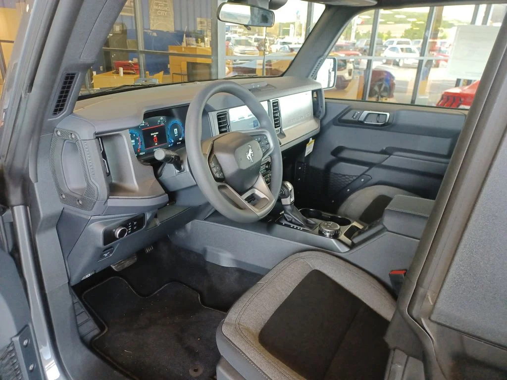 2025 Ford Bronco 4-Door Base - Photo 10
