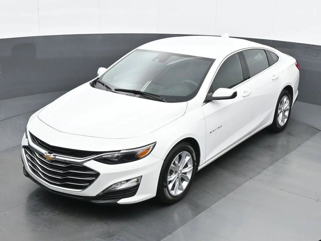 Used 2025 White Chevrolet LT image 17