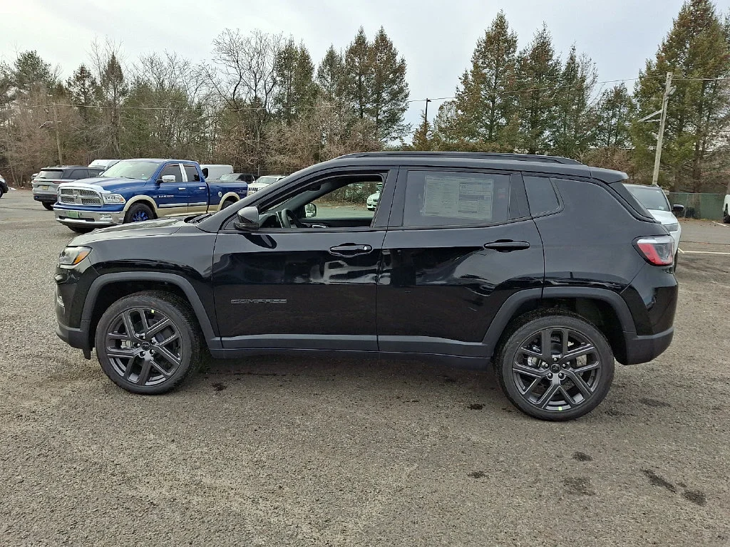 New 2026 Diamond Black Crystal Pearl-Coat Exterior Paint Jeep Limited Altitude image 5