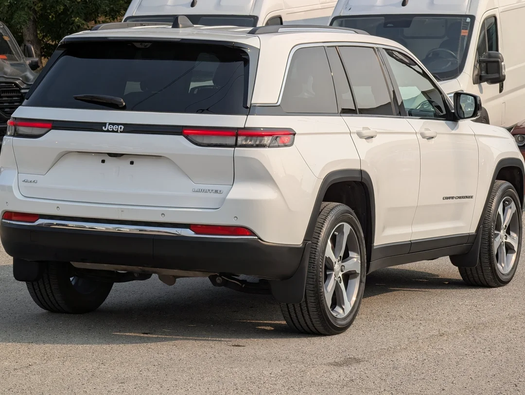 Certified Used 2023 White Jeep Limited - - 4x4 - Luxury Tech II - Command View Sunroof - Passenger Display & More! image 8