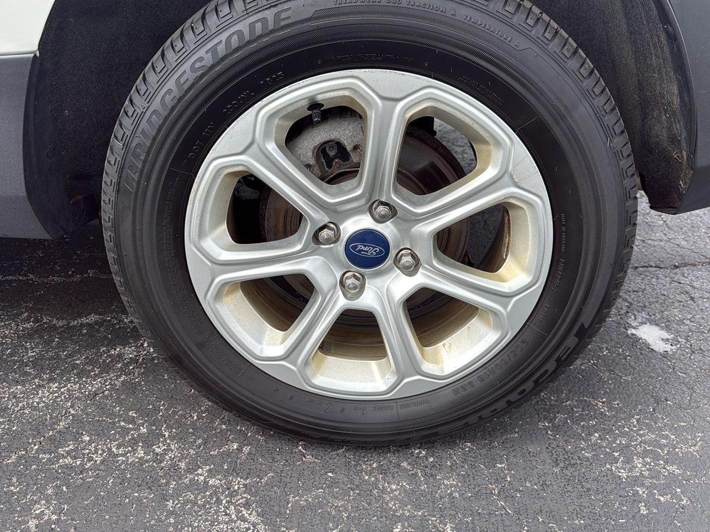Used 2019 Diamond White Ford SE image 21