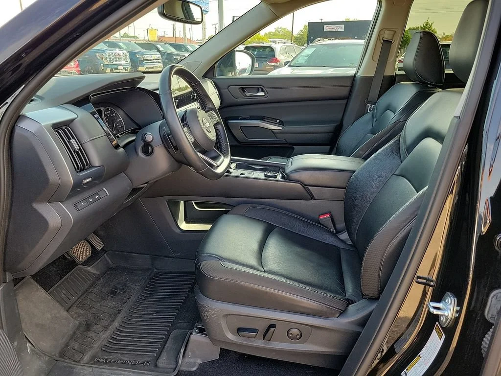 Used 2022  Nissan SL image 19