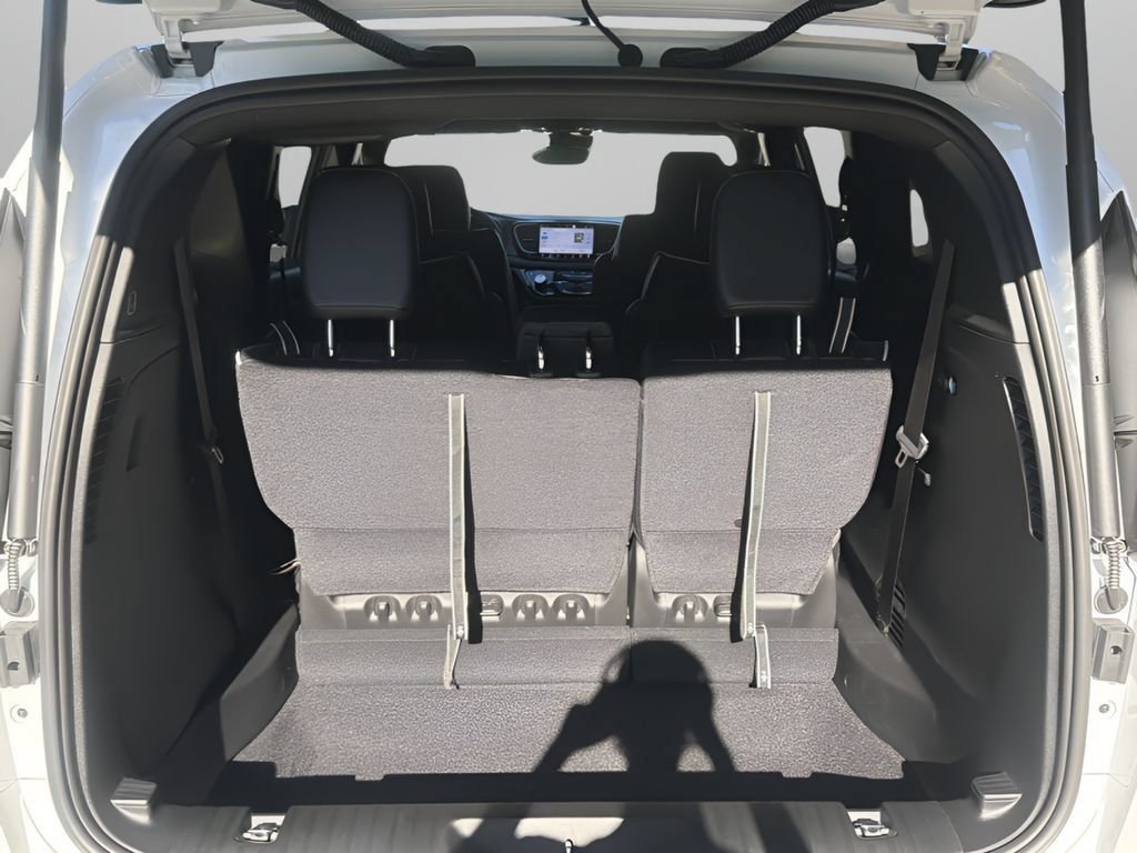 New 2027 White/off-white Chrysler Limited image 23