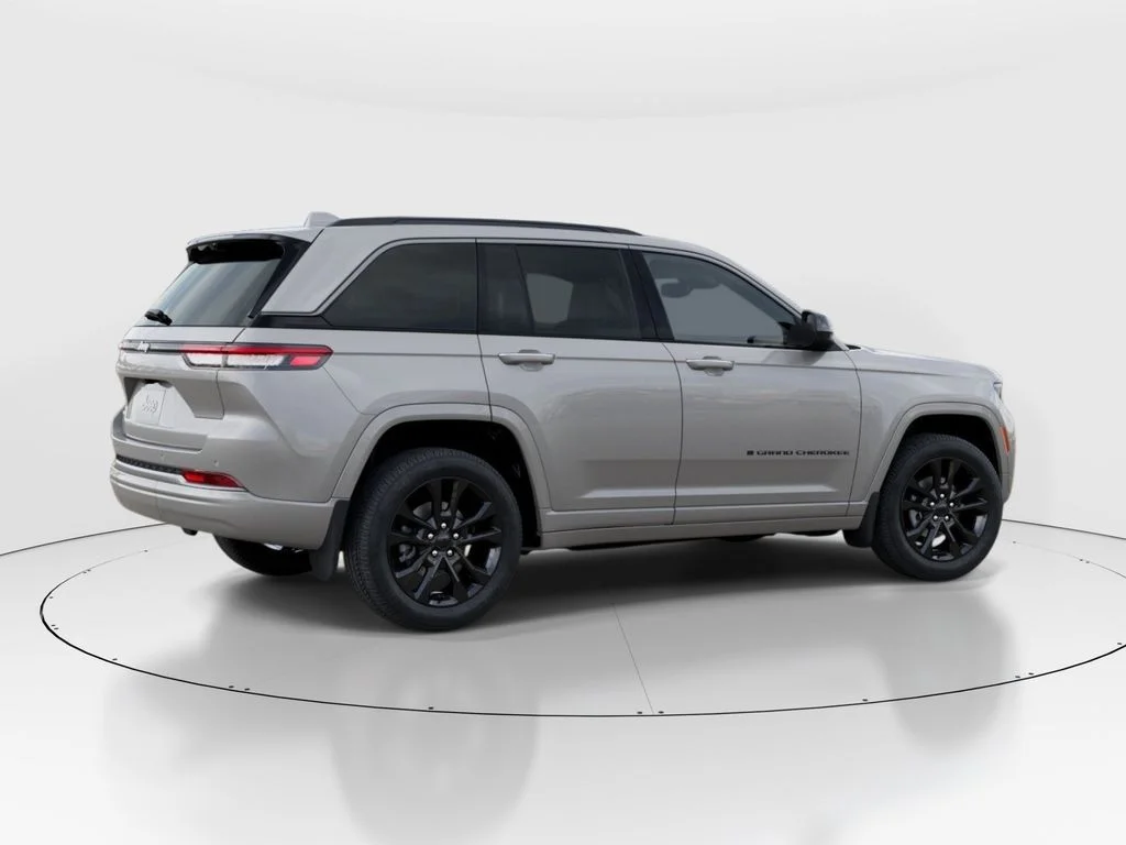 New 2026 Silver Zynith Exterior Paint Jeep Limited Reserve image 4