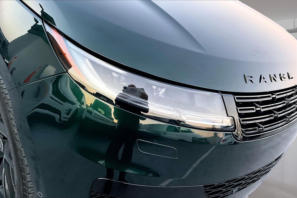 Certified Used 2025 British Racing Green SV Bespoke Ultra Met Gloss Land Rover Dynamic SE image 30