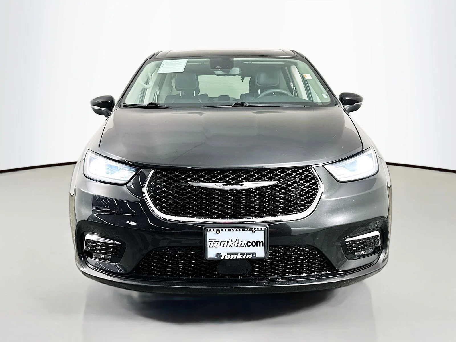 Used 2023 Brilliant Black Crystal Pearlcoat Chrysler Touring L image 2