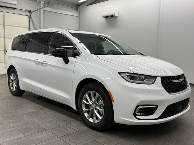2026 Chrysler Pacifica Limited's photo