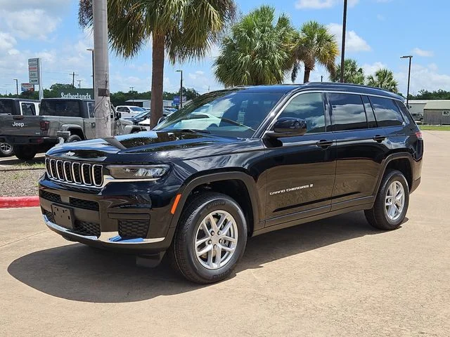 New 2026 Diamond Black Crystal Pearl-Coat Exterior Paint Jeep Laredo image 3