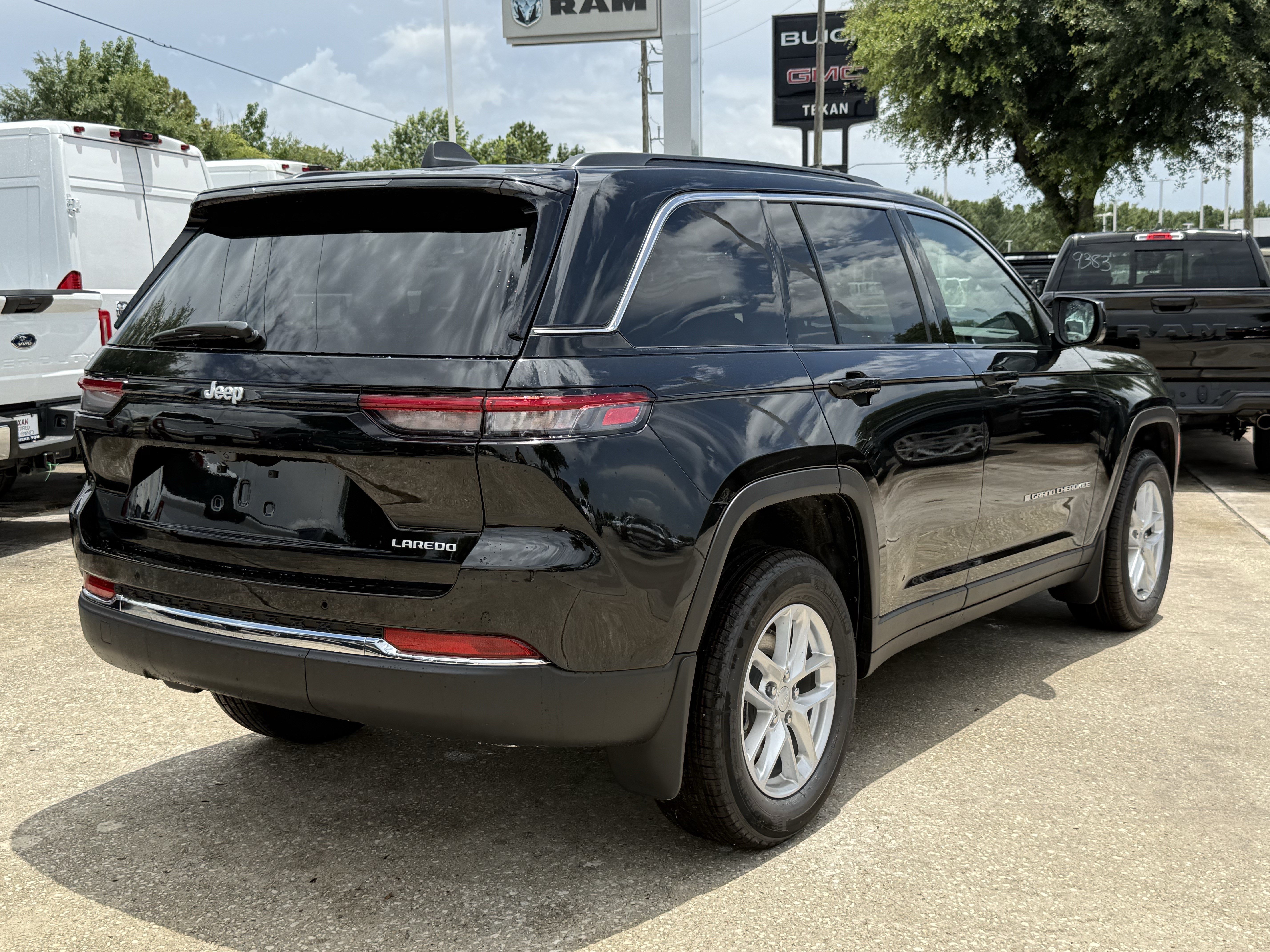 New 2026 Diamond Black Crystal Pearl-Coat Exterior Paint Jeep Laredo image 11