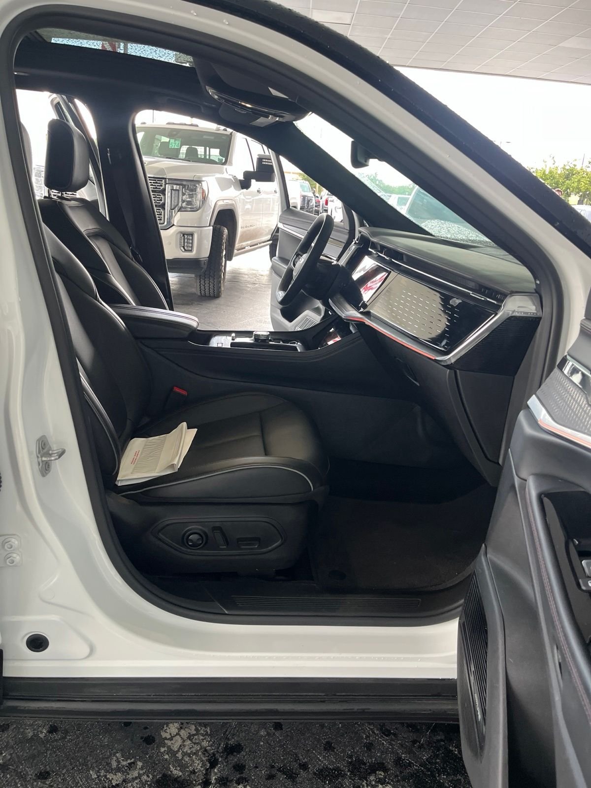 Used 2025 White Jeep Limited image 24