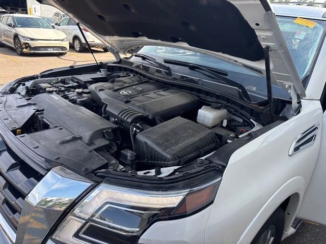 Used 2023 White Nissan Platinum image 17