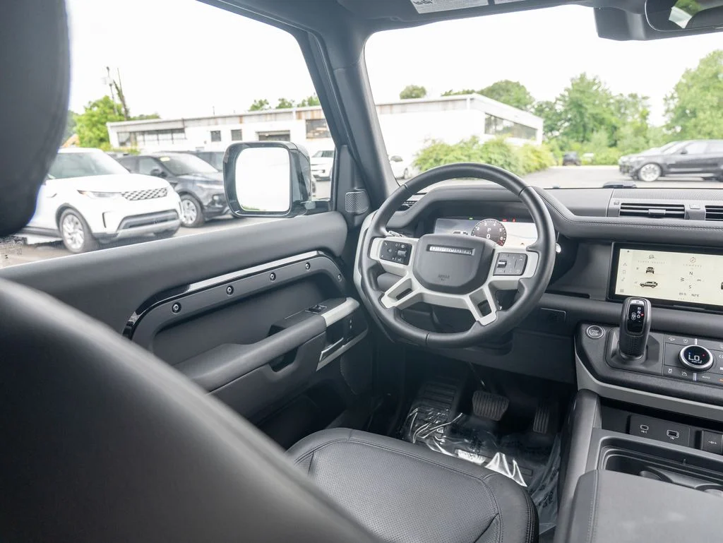 Used 2024  Land Rover S image 19