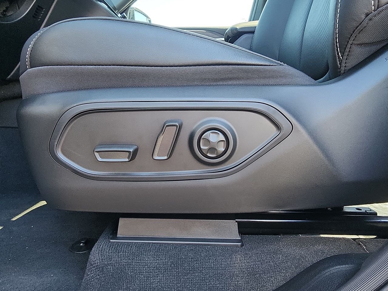 New 2026 White/off-white Jeep Limited image 12