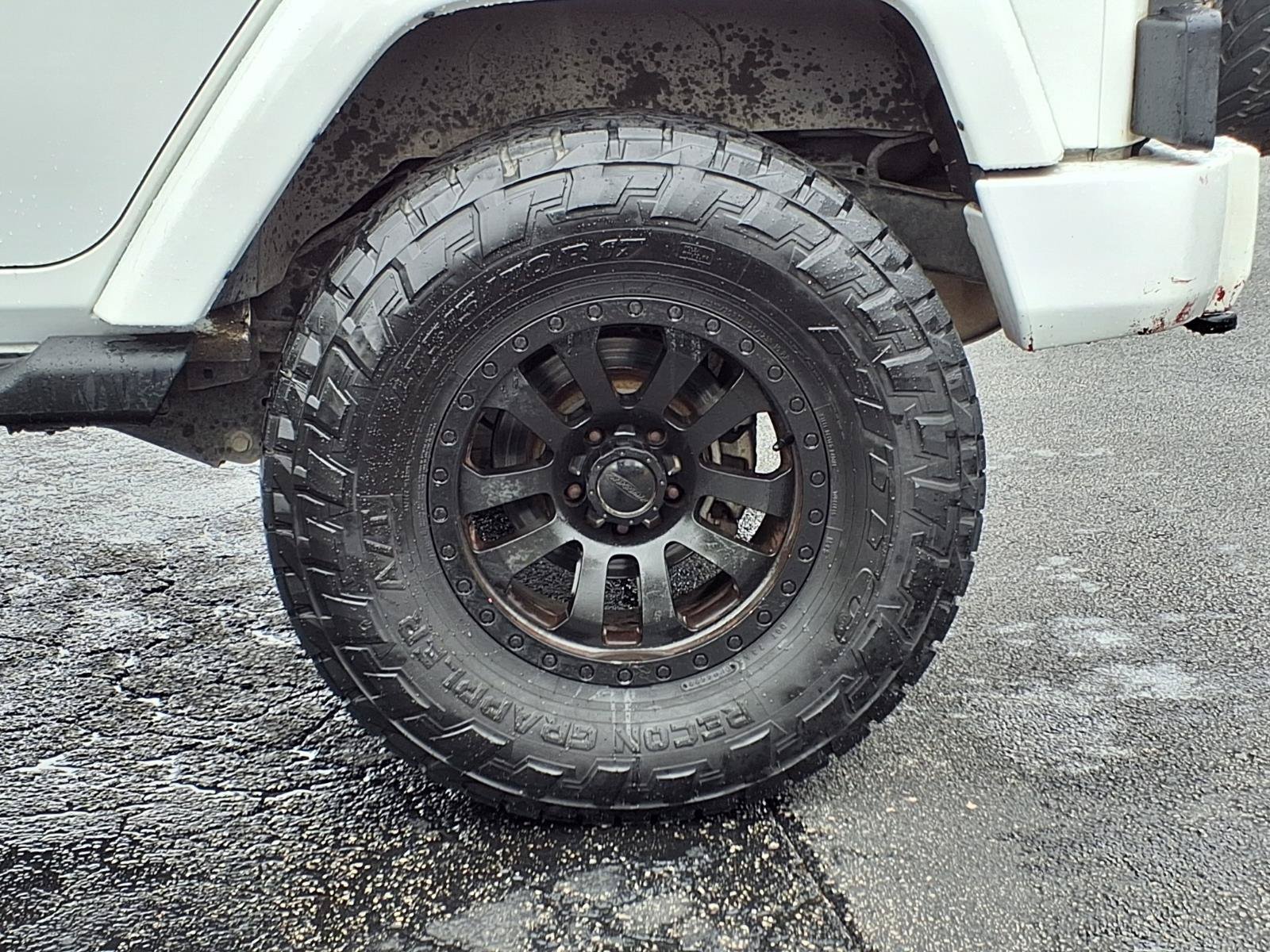 Used 2013 Bright White Jeep Sahara image 9