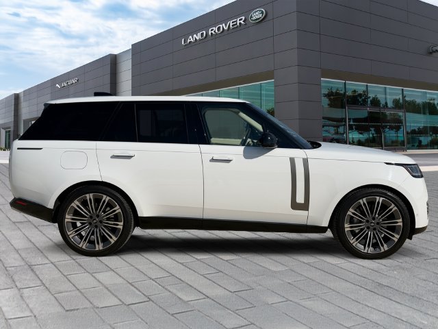 Used 2023 White Land Rover SE image 6