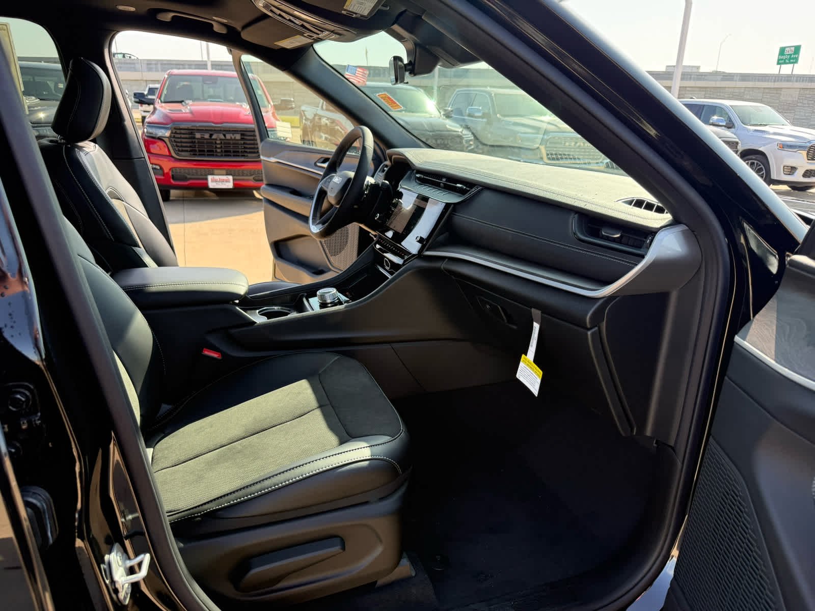 New 2026 Diamond Black Crystal Pearlcoat Jeep Laredo Altitude image 21