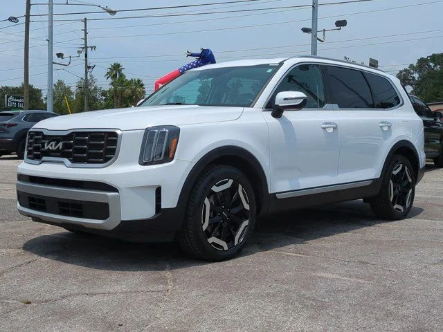 Certified Used 2025 White Kia S image 2