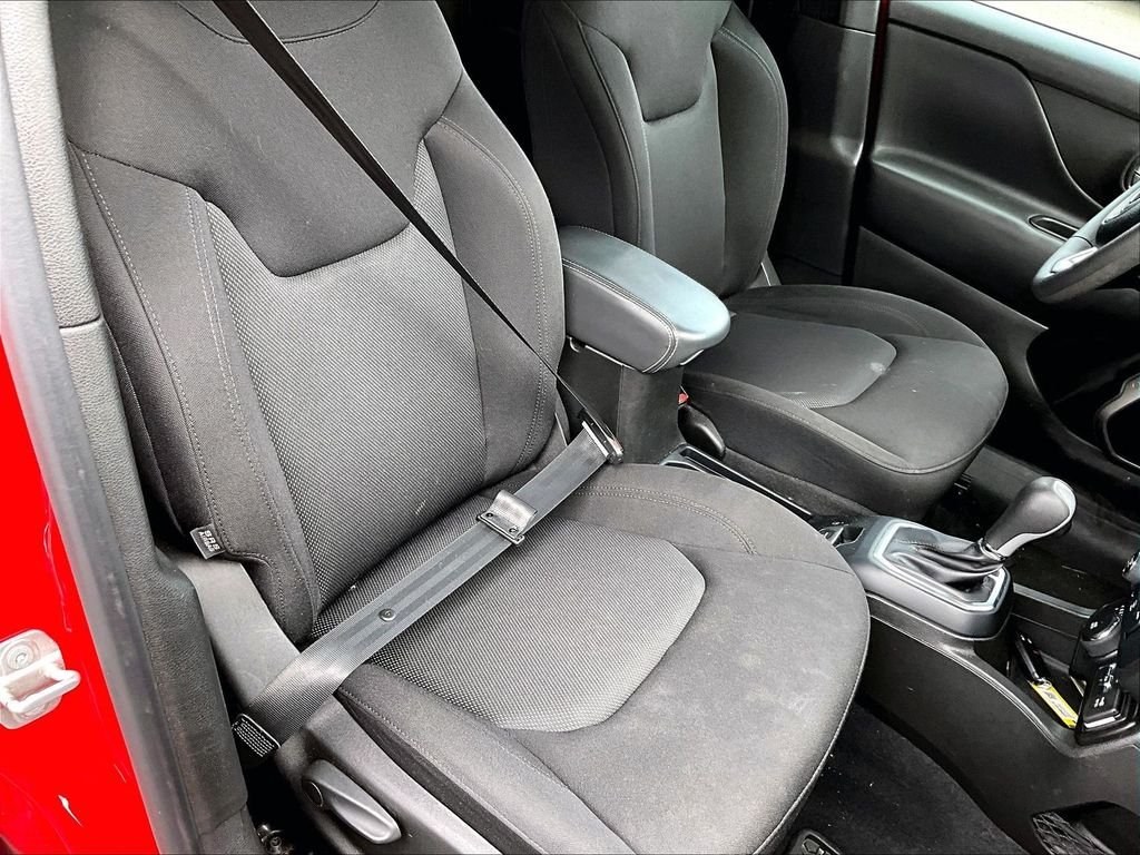 Used 2023 Colorado Red Clearcoat Jeep Latitude image 11