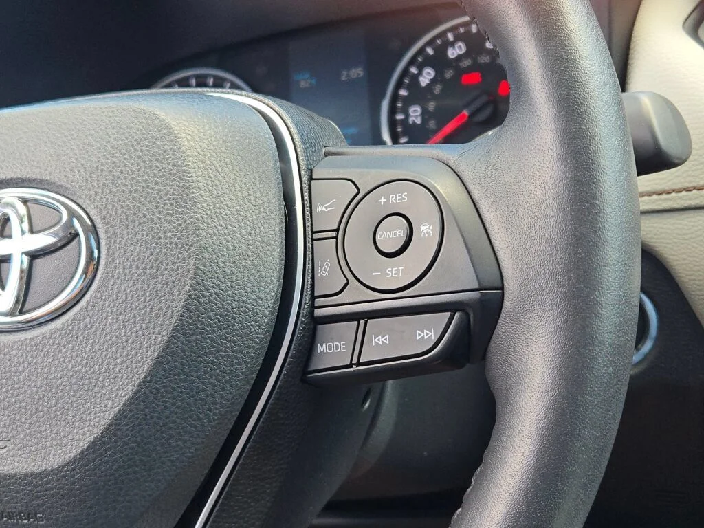 Used 2019 White Toyota XLE image 32