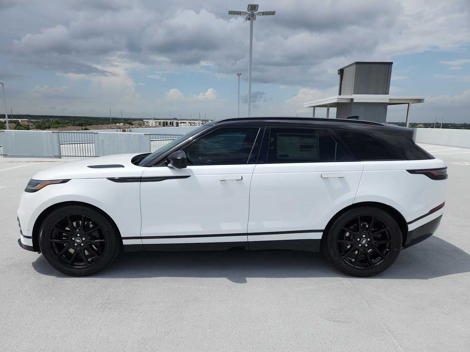 New 2026 Ostuni Pearl White LAND ROVER Belgravia Edition image 4
