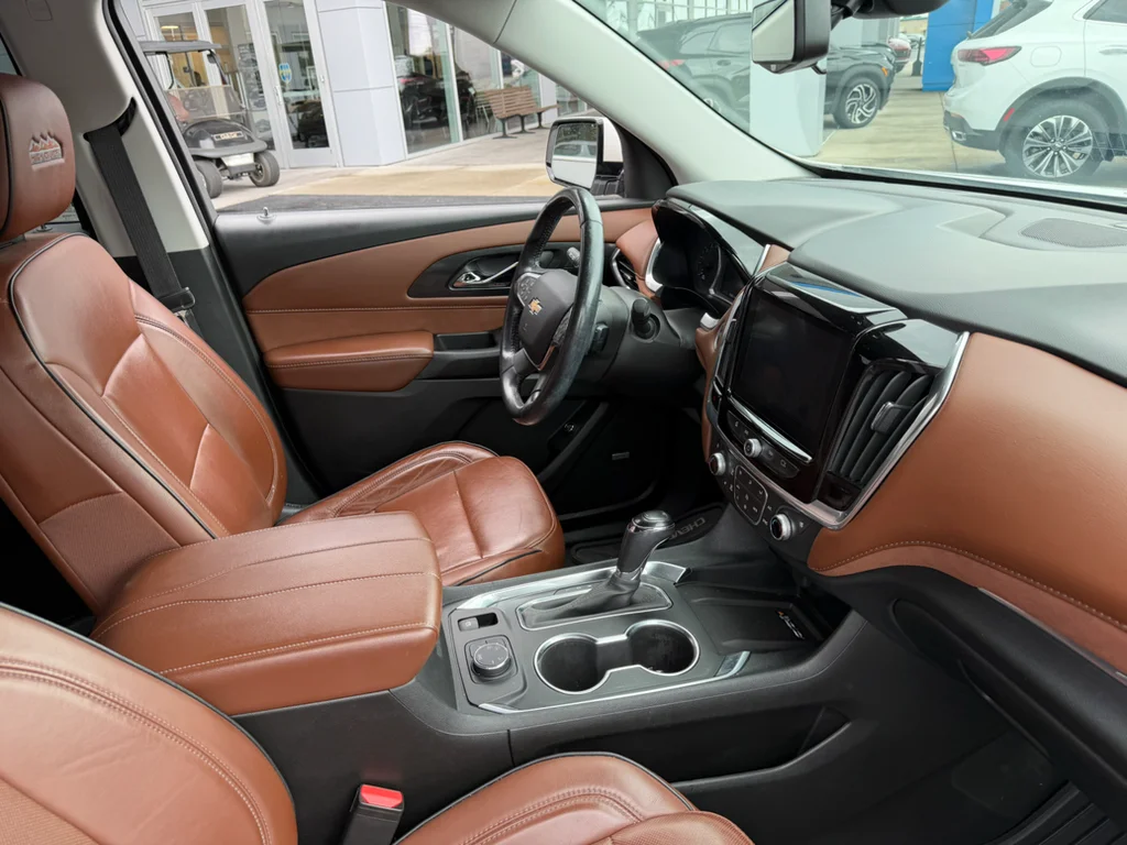 Used 2019 IRIDESCENT PEARL TRICOAT Chevrolet High Country image 13