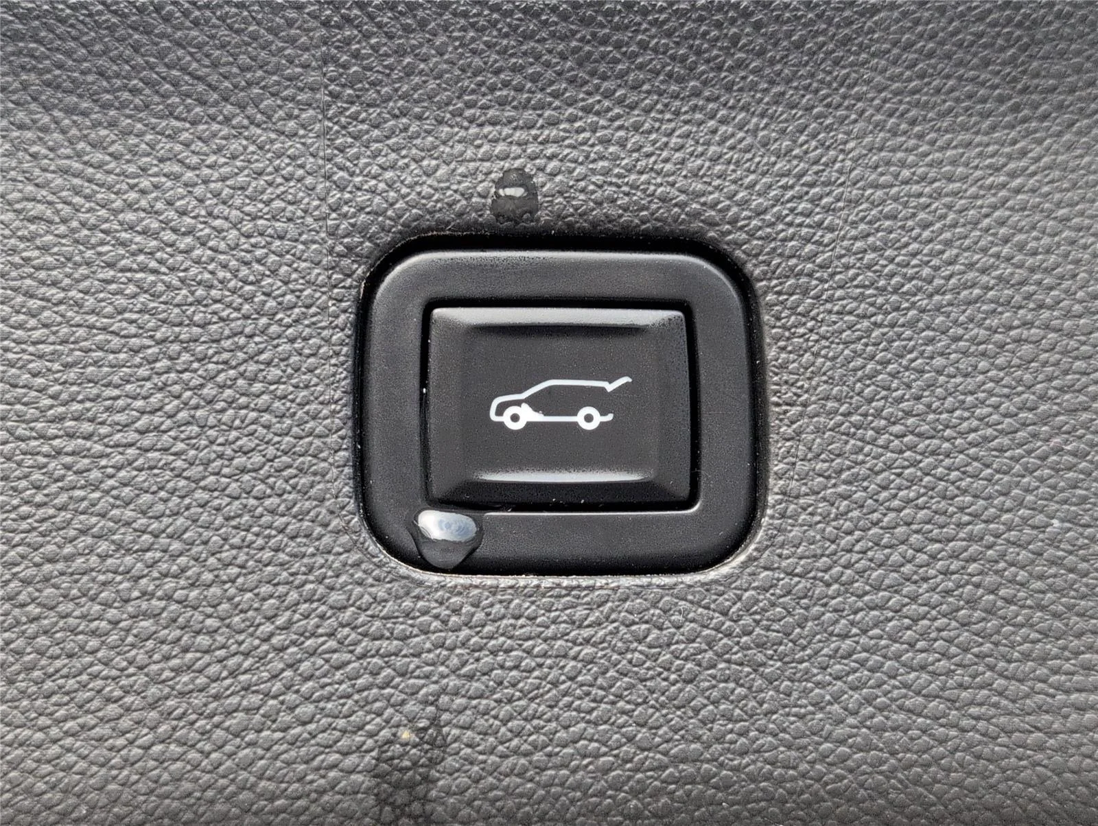 Used 2020 Summit White Buick Essence image 10