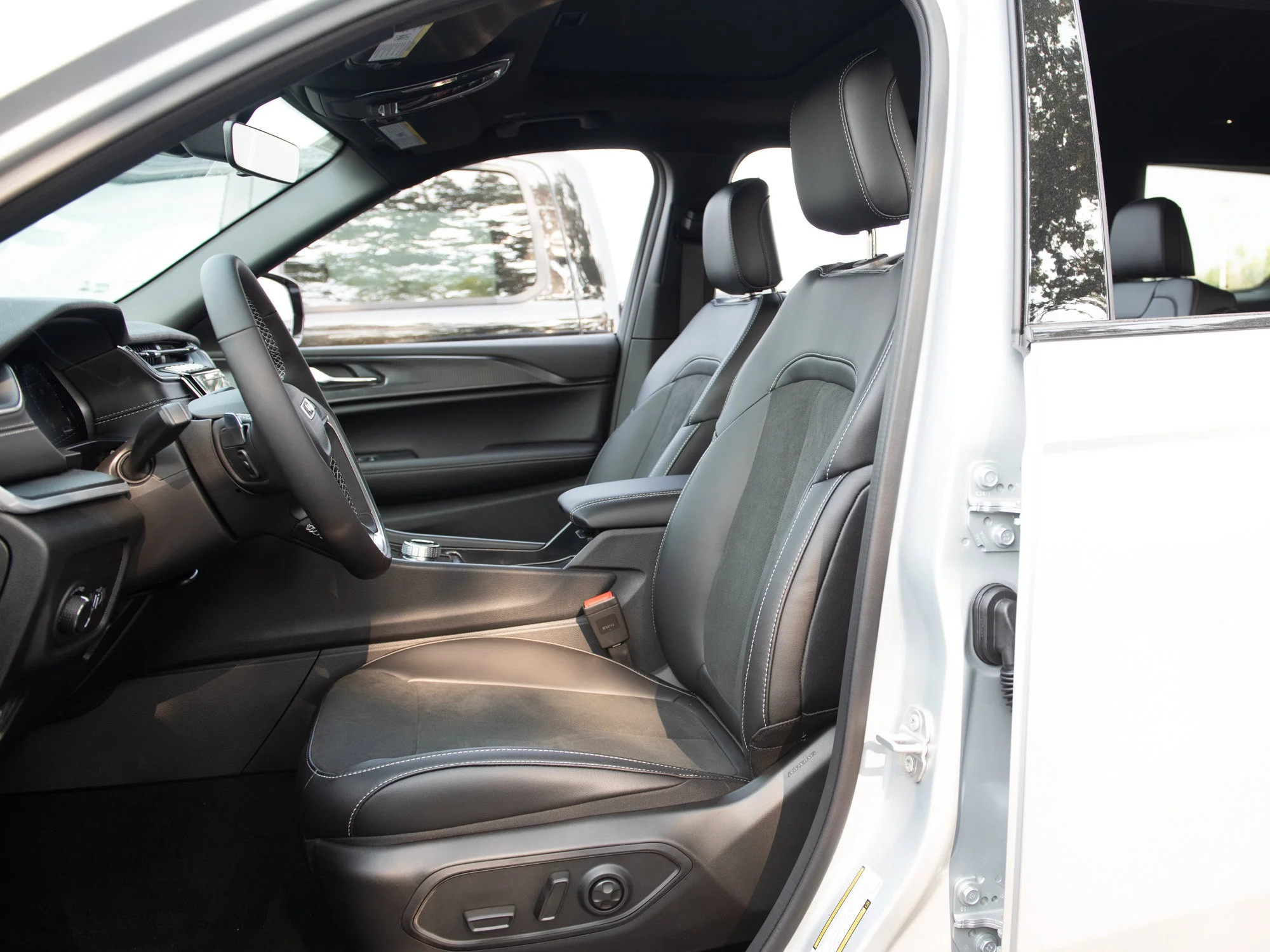 Used 2025 Silver Jeep Altitude* 4x4, Sunroof, Heated Leather, Remote Start image 19