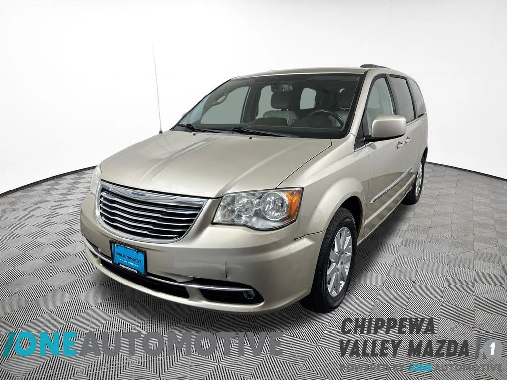 2014 Chrysler Town & Country Touring's photo