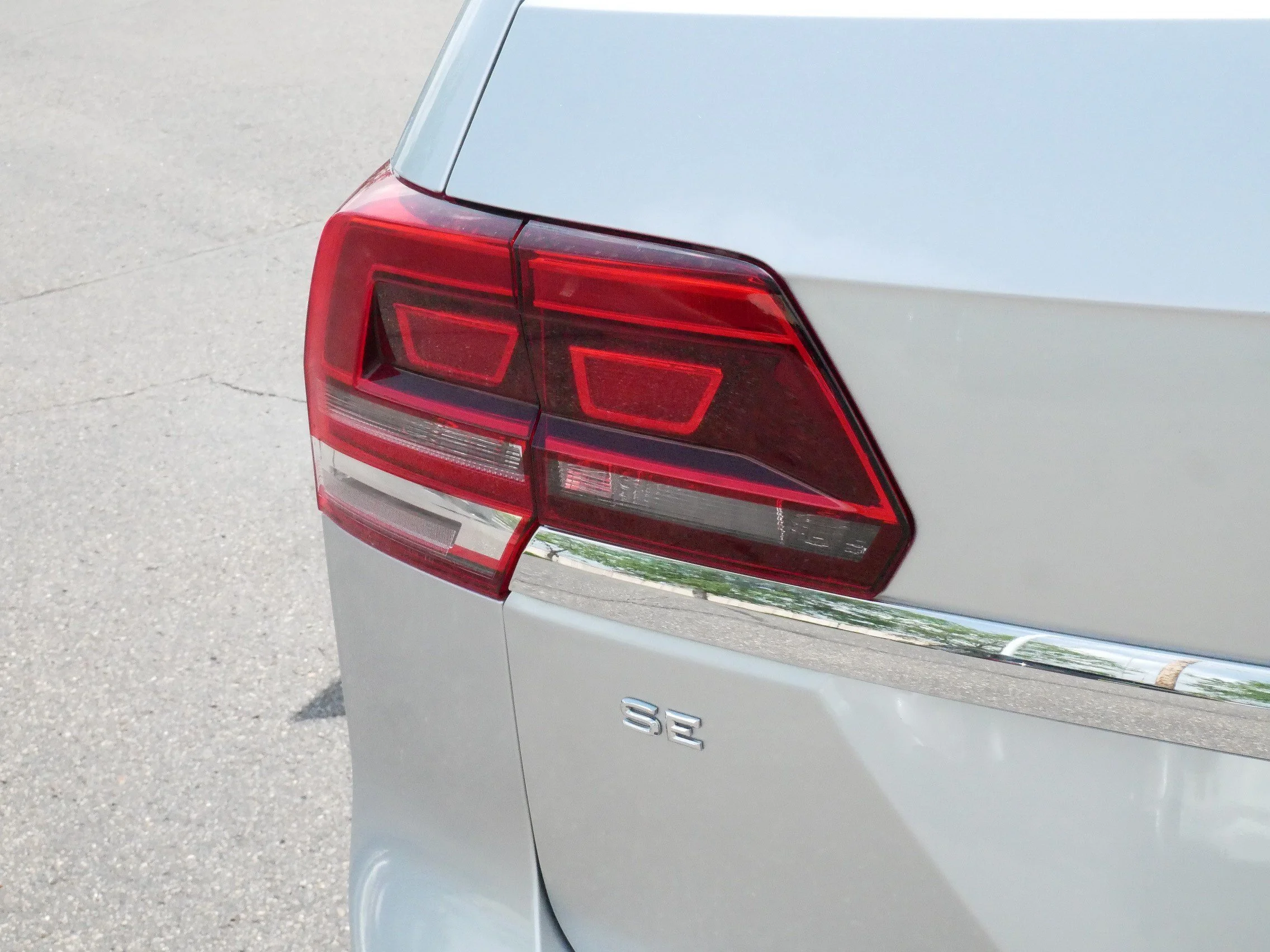 Used 2019 Reflex Silver Metallic Volkswagen 3.6L V6 SE w/Technology image 17