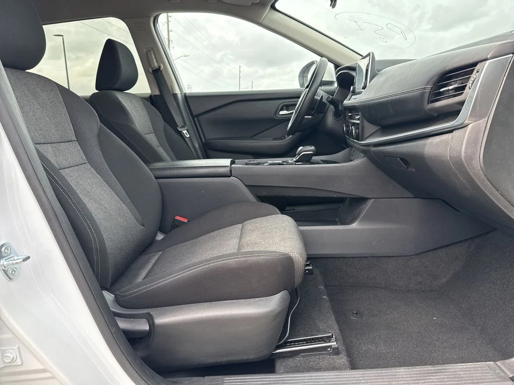 Used 2024 Pearl Nissan SV image 10