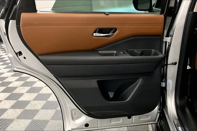 New 2025 Brilliant Silver Metallic Nissan Platinum image 31