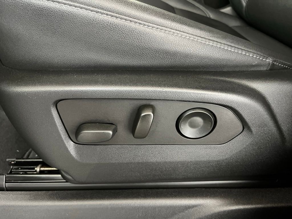 Used 2022 Summit White Chevrolet Z71 image 3