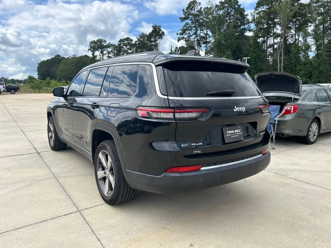 Used 2021  Jeep Limited image 4