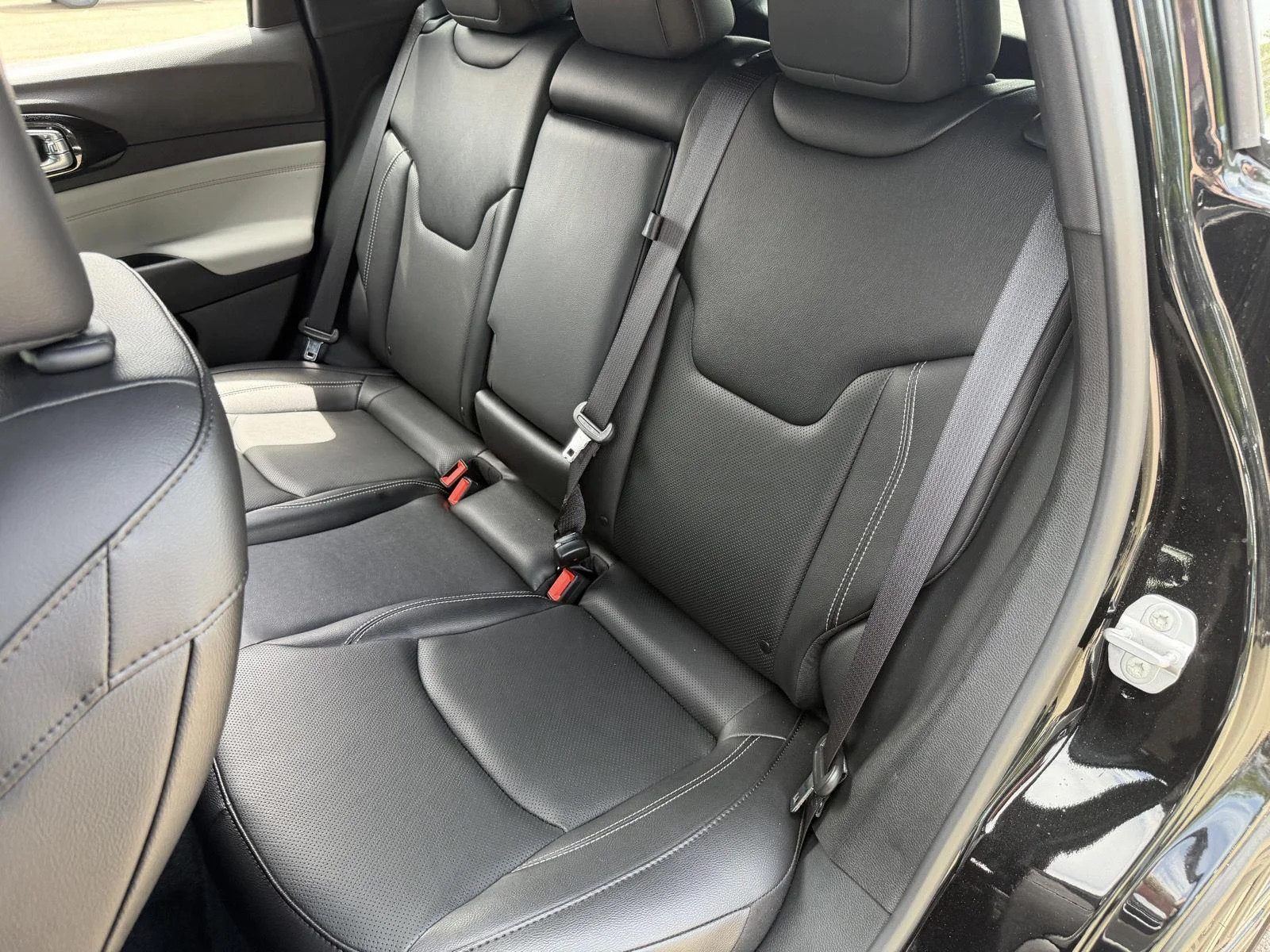 Used 2025 Diamond Black Crystal Pearlcoat Jeep Limited image 17