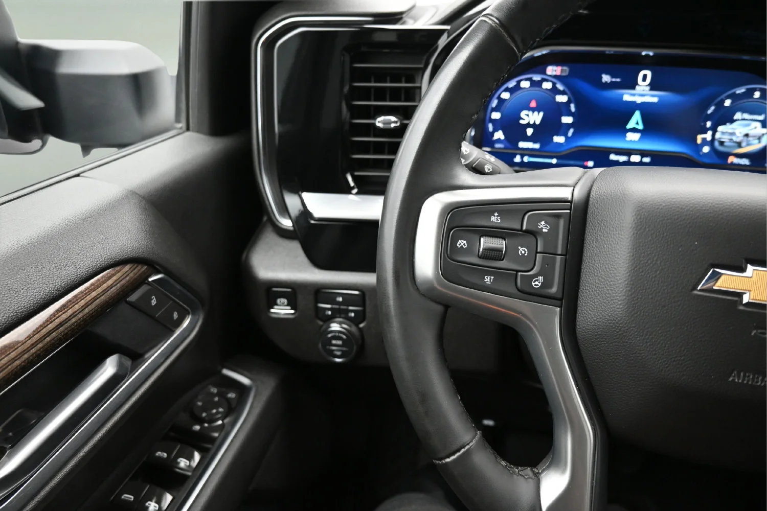 Used 2025 Summit White Chevrolet LT image 15