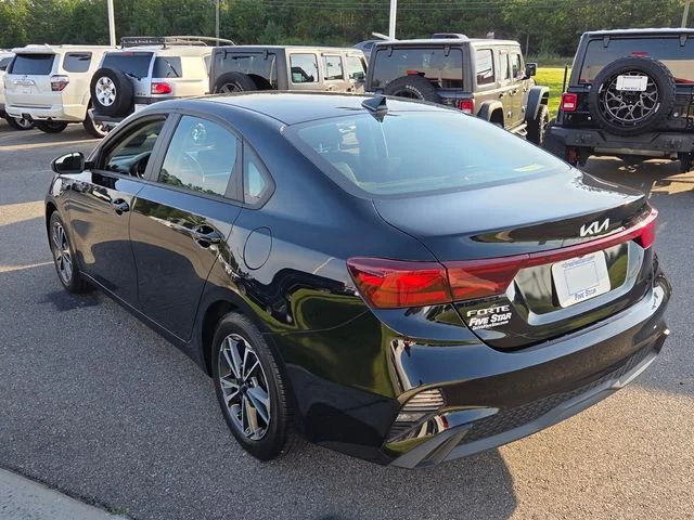 Used 2023 Black Kia LXS image 9